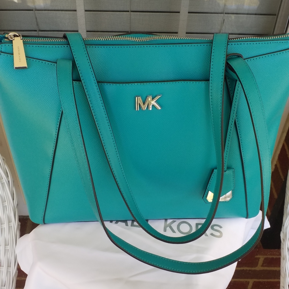 Michael Kors Pruse Set (SOLD) - Picture 6 of 12